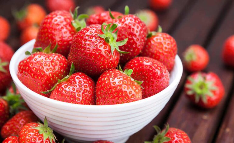 El truco del vinagre para que las fresas estén muy dulces sin añadir ni azúcar ni zumo de naranja