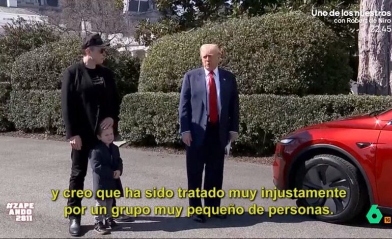 Trump promociona los Tesla de Elon Musk en el jardín de la Casa Blanca: "Es un símbolo de su Administración: nadie al volante"