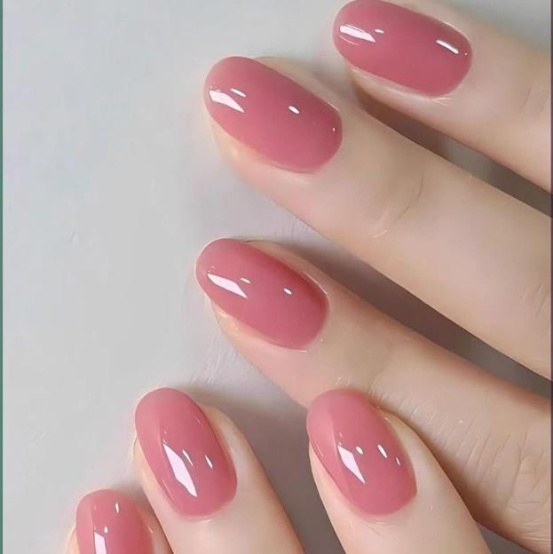 Uñas de almendras cortas en esmalte rosa