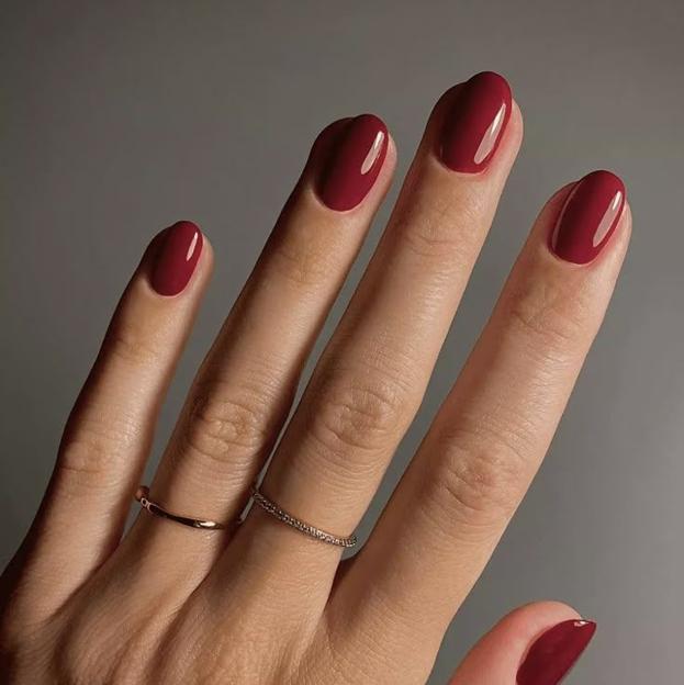 Uñas de almendras cortas en la tendencia de las cerezas rojas