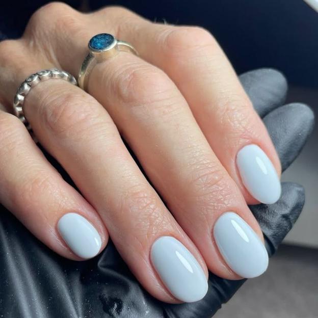 Uñas cortas de almendras en azul pastel