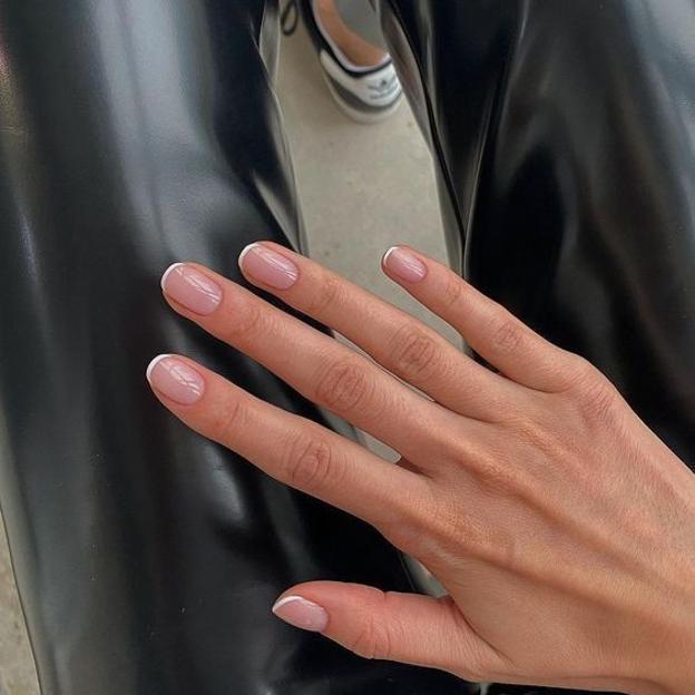 Manicura francesa estilo bebé francés con uñas cortas de almendras