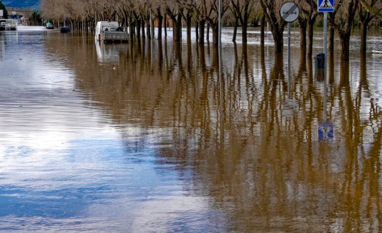 Casas, garajes, escuelas, parques… el río Adaja inunda Ávila que se prepara para más lluvias