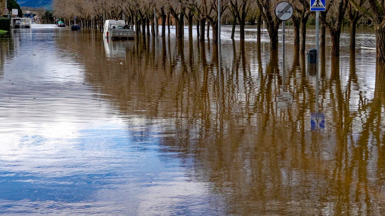 Casas, garajes, escuelas, parques… el río Adaja inunda Ávila que se prepara para más lluvias