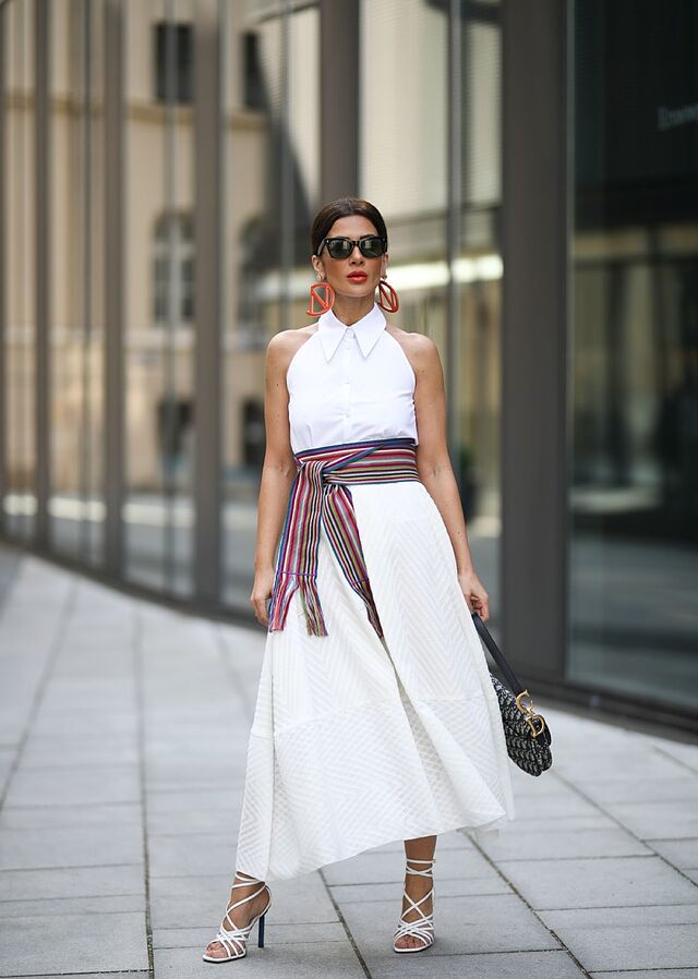 Vestido de camisa blanca combinada con un bolso y sandalias de tacón - Spotlight de lanzamiento