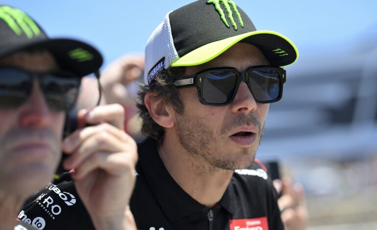 así es Valentino Rossi con sus pilotos