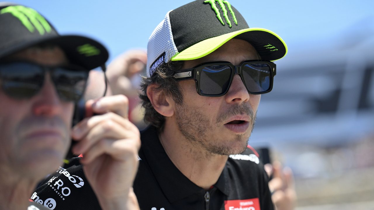 así es Valentino Rossi con sus pilotos