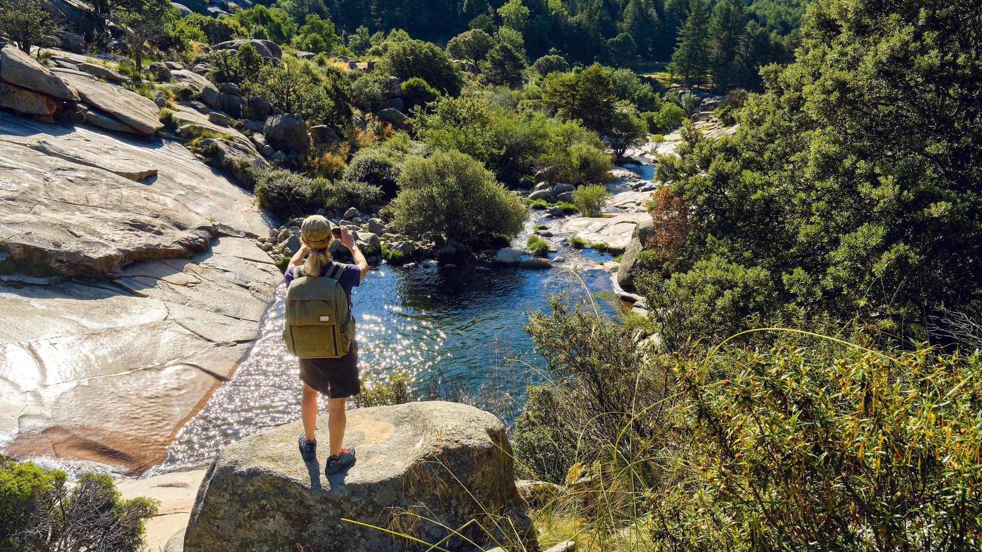 Mujer de excursión a través de Pedriza, cerca de Madrid