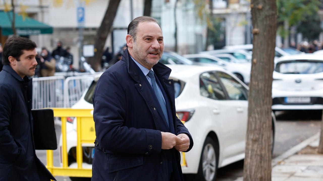 Transportes niega que Ábalos hubiera recibido medio millón en dietas y afirma que serían gastos totales en viajes del Ministerio