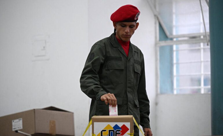 El chavismo presume de una "gran victoria" electoral, pero la oposición apunta a una alta abstención