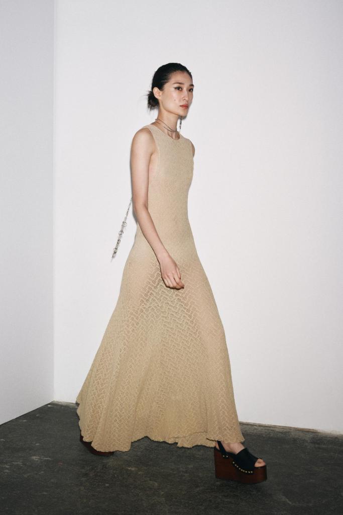Vestido largo de encaje de Zara