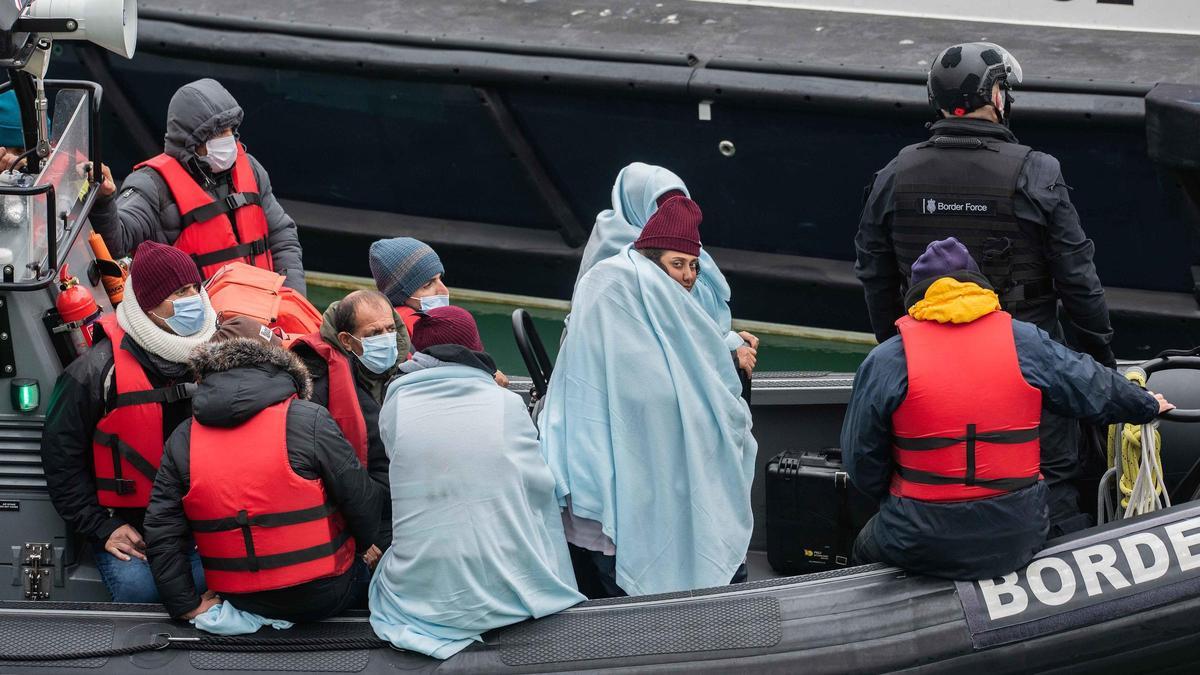 El Reino Unido reduce a la mitad la inmigración neta tras endurecer la concesión de visados