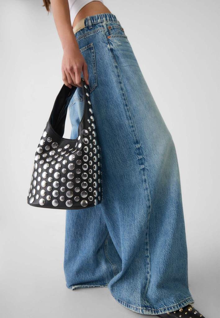 Confirmado: La bolsa con uñas que las chicas con más estilo en Malasaña son de Stradivarius y cuesta menos de 36 €