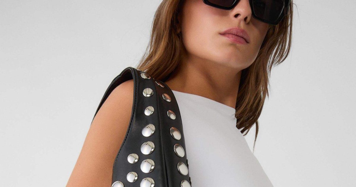 el bolso con tachuelas que llevan las chicas con más estilo en Malasaña es de Stradivarius y cuesta menos de 36 €