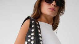 Confirmado: La bolsa con uñas que las chicas con más estilo en Malasaña son de Stradivarius y cuesta menos de 36 €