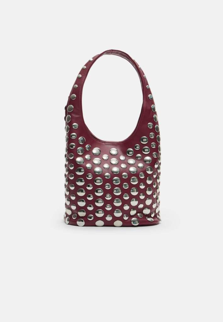 Confirmado: La bolsa con uñas que las chicas con más estilo en Malasaña son de Stradivarius y cuesta menos de 36 €
