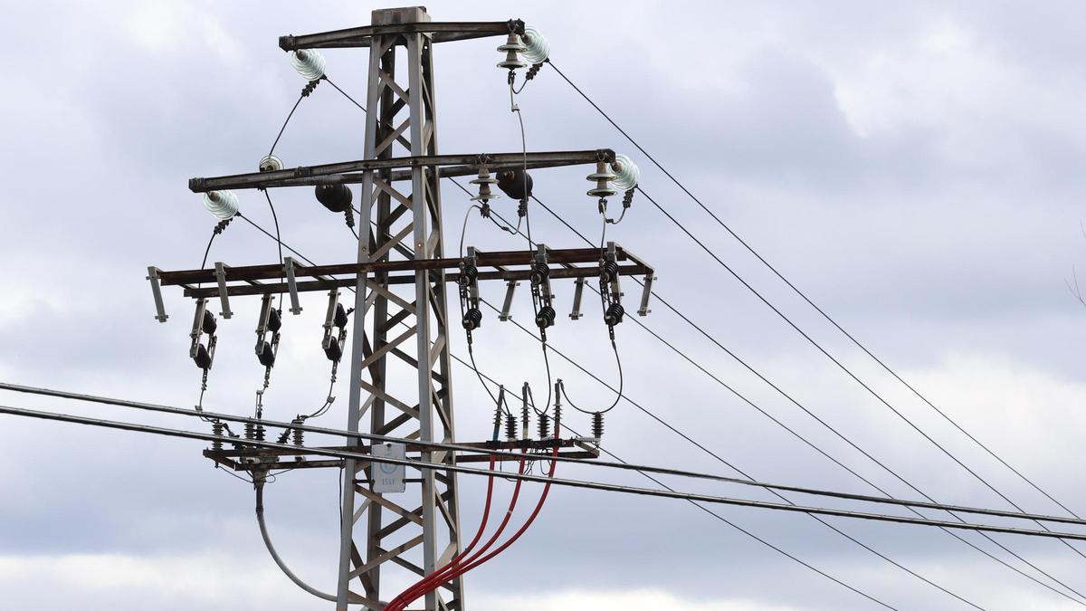 El precio de la luz cae este domingo a los 2,21 euros/MWh, su valor más bajo desde el apagón