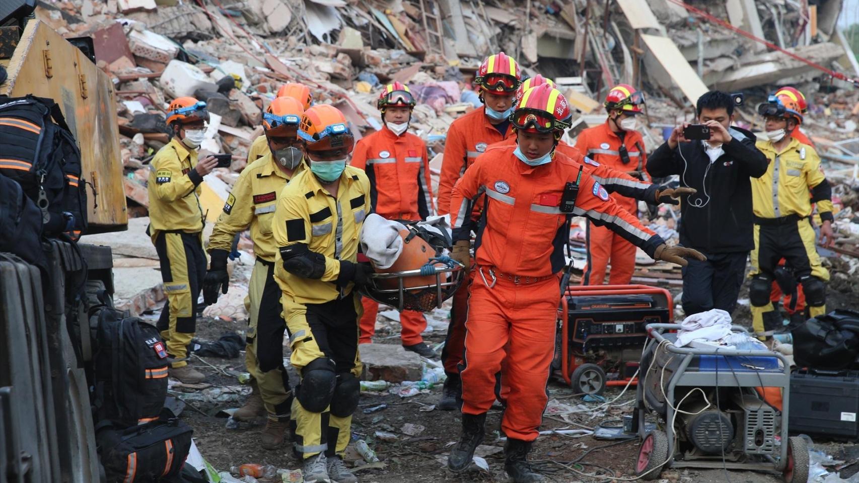 hay 17 muertos, entre ellos niños