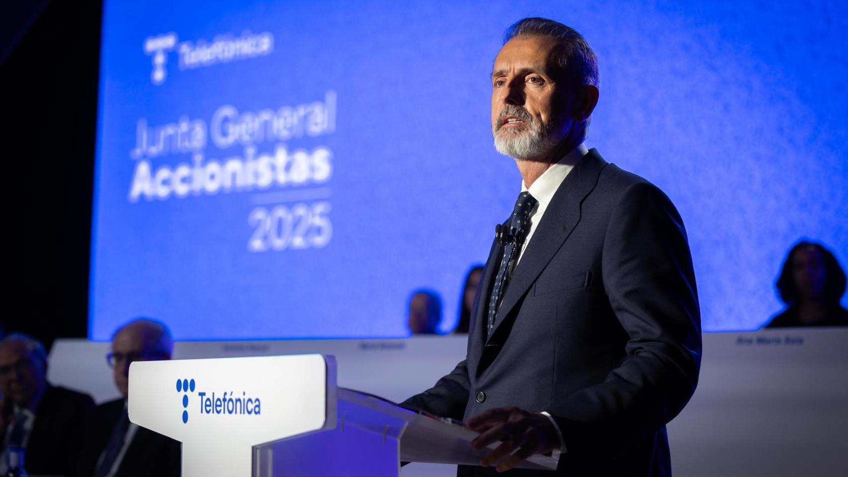 Telefónica perdió 1.731 millones por la venta de sus filiales en Perú y Argentina, pero confirma sus objetivos para 2025