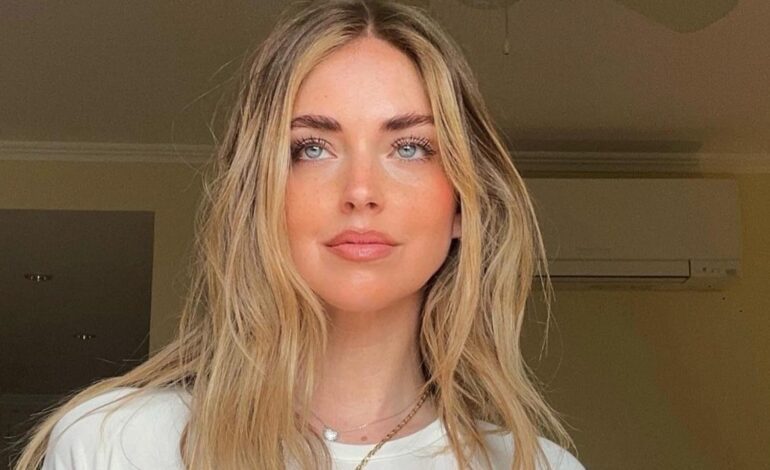 Chiara Ferragni disfruta de un paseo por el campo de Alsacia con un sombrero de Miu Miu que lo tiene todo