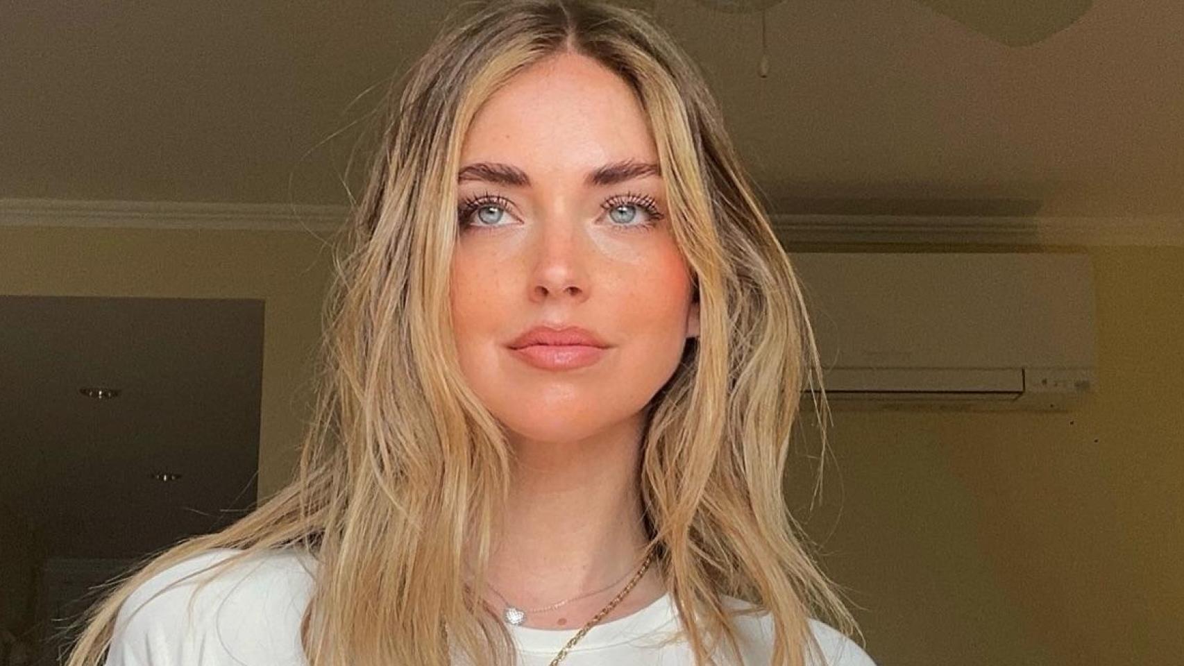 Chiara Ferragni disfruta de un paseo por el campo de Alsacia con un sombrero de Miu Miu que lo tiene todo