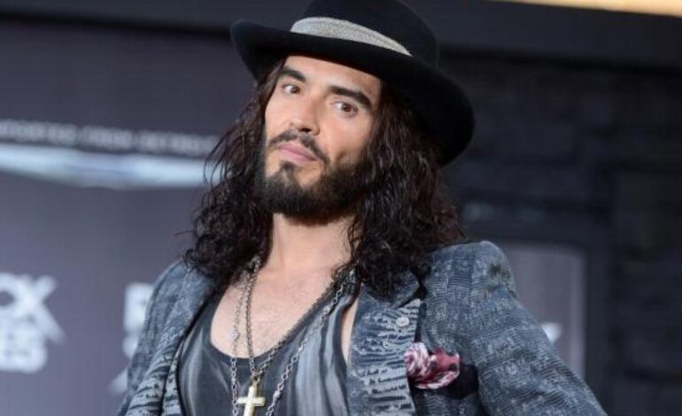 El actor y humorista Russell Brand, exmarido de Katy Perry y acusado de violación y agresión sexual, en libertad condicional