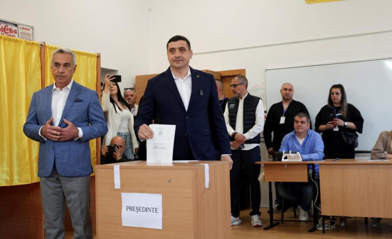 Rumanía empieza a votar en la primera vuelta de las elecciones en las que el ultranacionalista Simion parte como favorito