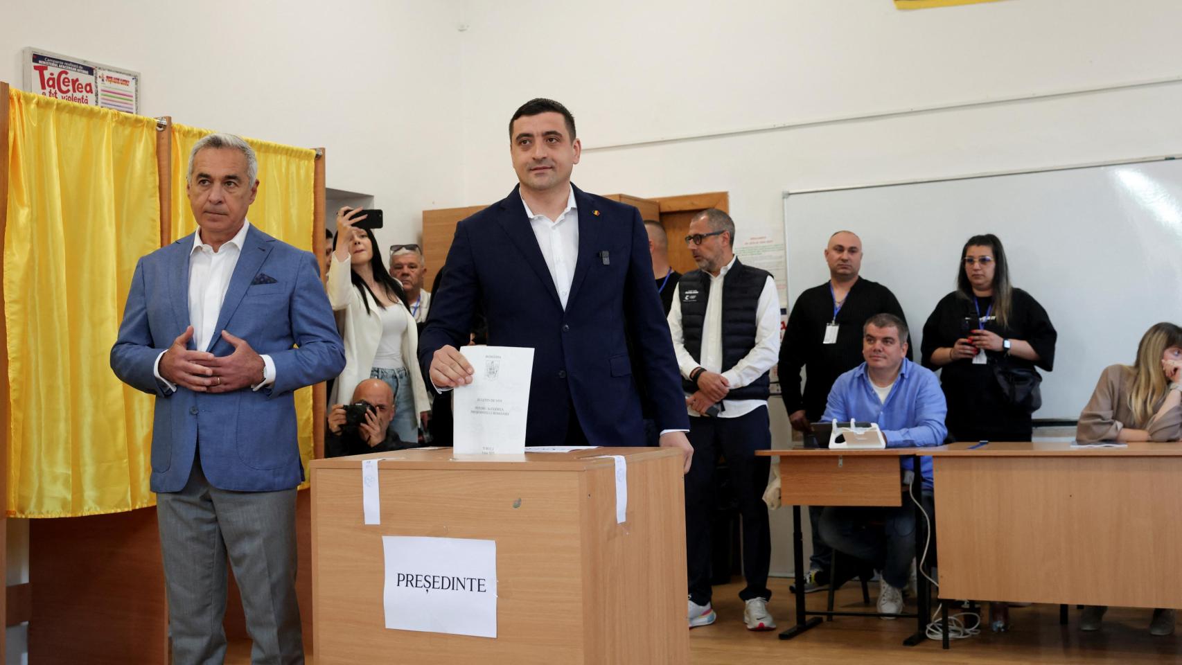 Rumanía empieza a votar en la primera vuelta de las elecciones en las que el ultranacionalista Simion parte como favorito