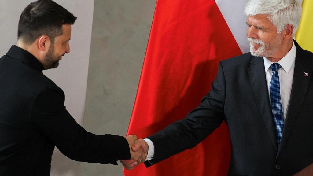 El presidente checo, Petro Pavel, sacude la mano del presidente ucraniano, Volodimir Zelenski, durante una conferencia de prensa en Praga, República Checa.