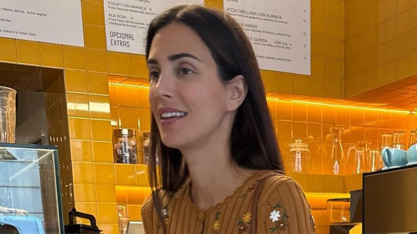 Sassa de Osma apuesta todo al marrón y luce el cárdigan que todas quieren llevar en los días más fríos de la primavera