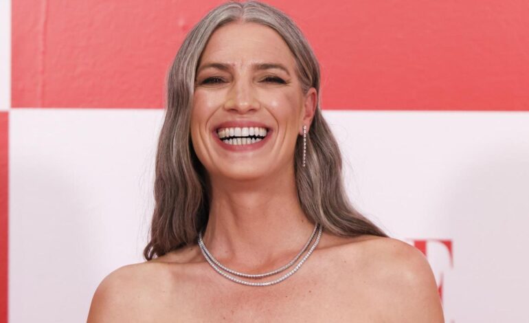 Copia el ‘look’ de Laura Sánchez en el segundo día de la Feria de Sevilla y conviértete en la invitada mejor vestida