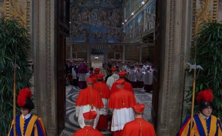 los cardenales, encerrados en la Capilla Sixtina para elegir al nuevo Papa