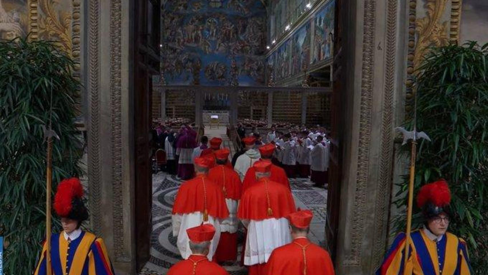 los cardenales, encerrados en la Capilla Sixtina para elegir al nuevo Papa
