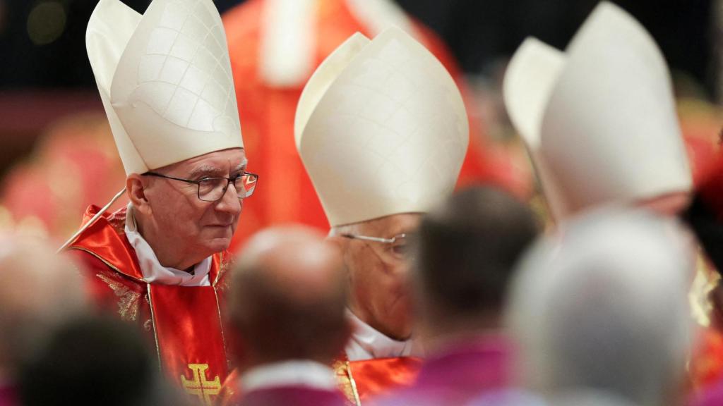 El cardenal Pietro Parolin asiste a la Santa Misa, celebrada con motivo de la elección del nuevo Papa, presidido por el Decano del Cardinal College, el cardenal Giovanni Battista re, en la Basílica de San Pedro, en el Vaticano, el 7 de mayo de 2025.