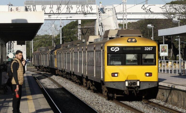 una huelga paraliza todos los trenes y los sindicatos no cumplen con los servicios mínimos