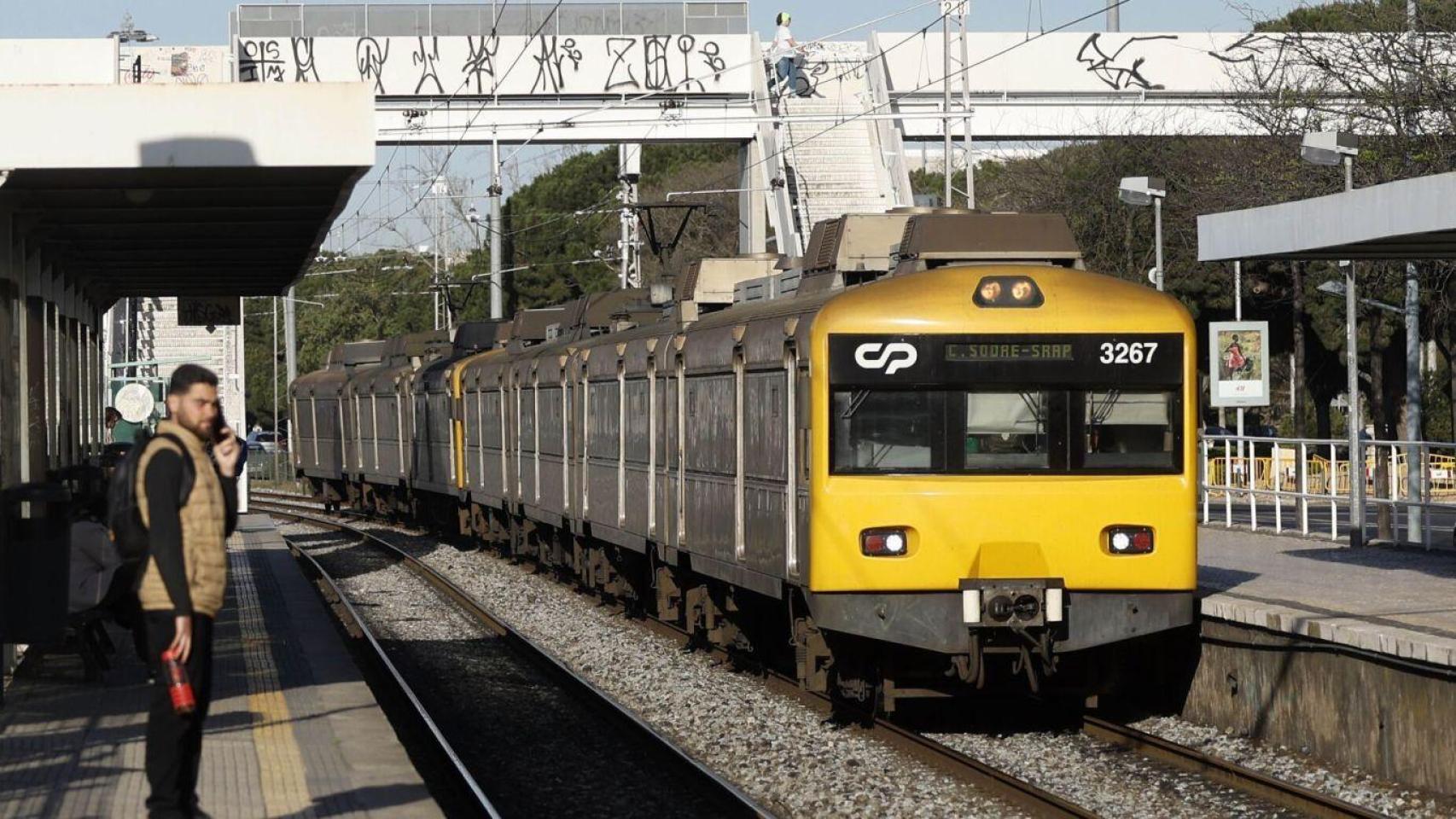 una huelga paraliza todos los trenes y los sindicatos no cumplen con los servicios mínimos
