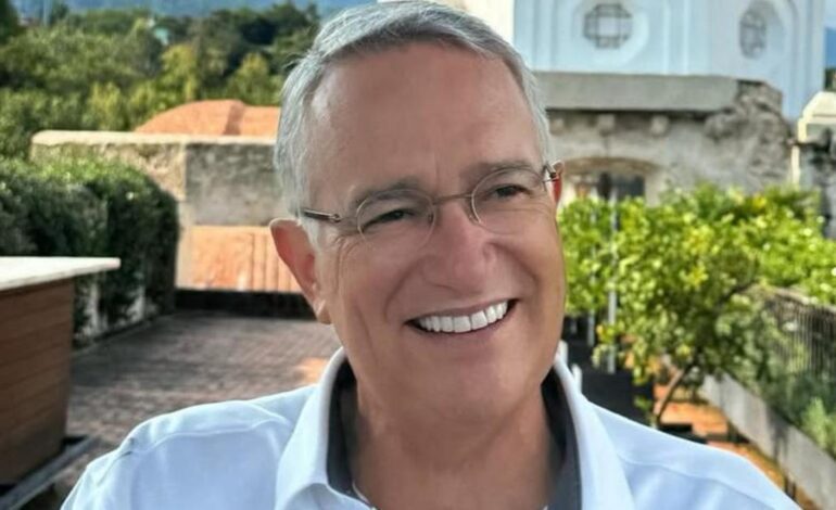 Ricardo Salinas, el millonario mexicano del que todos hablan tras celebrar una macrofiesta en su yate en plena Feria de Abril