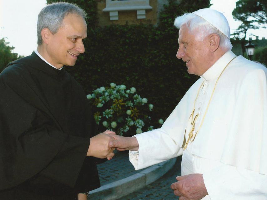 Robert Prevost y el Papa Benedicto XVI.