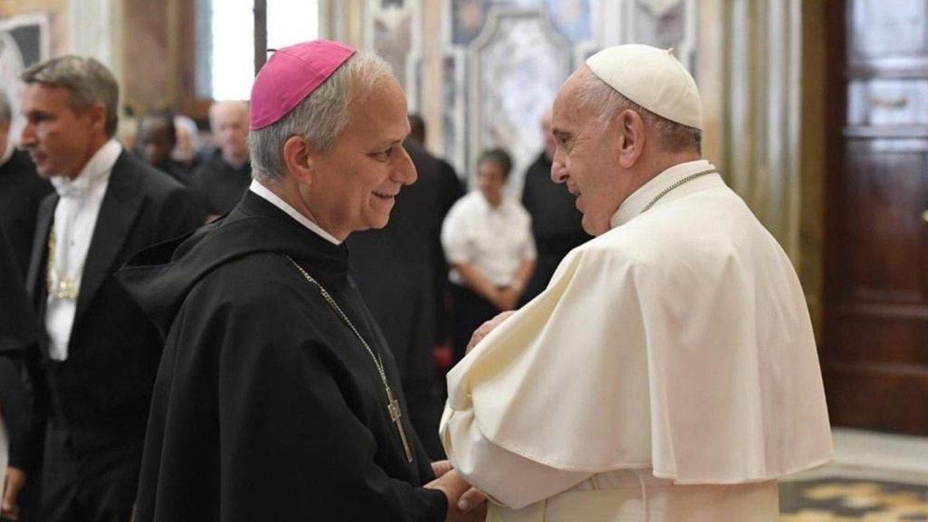 Leo XIV y su predecesor, el Papa Francisco.