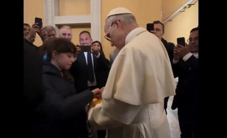 el vídeo en el que firma por primera vez como pontífice la Biblia de una niña