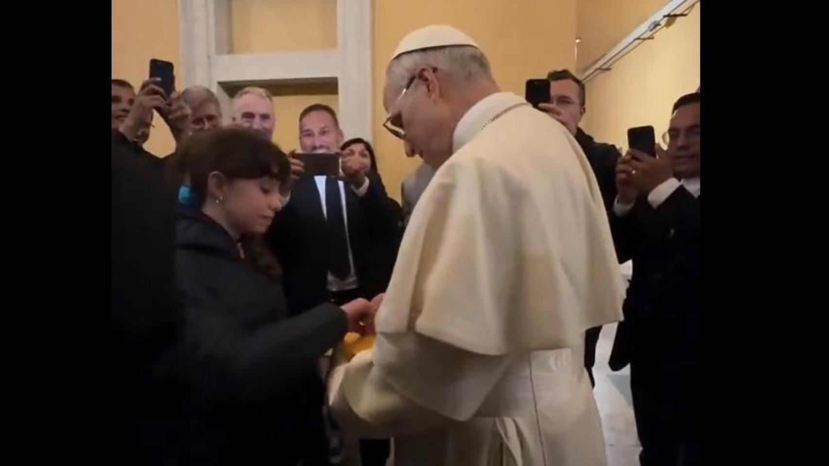 el vídeo en el que firma por primera vez como pontífice la Biblia de una niña