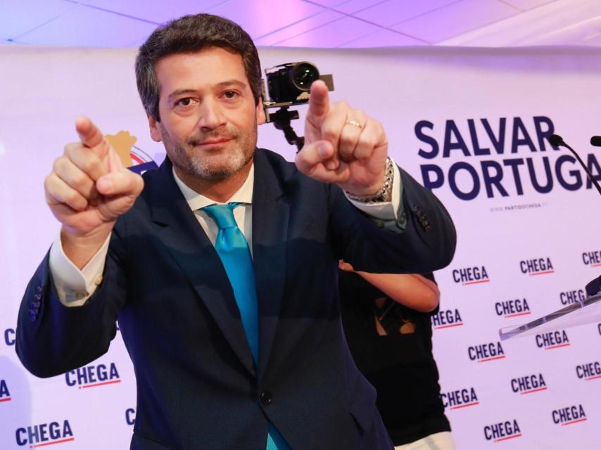 El líder del partido de la derecha portuguesa, Chega, André Ventura, asiste a una manifestación en Guarda, Portugal, 4 de mayo de 2025.