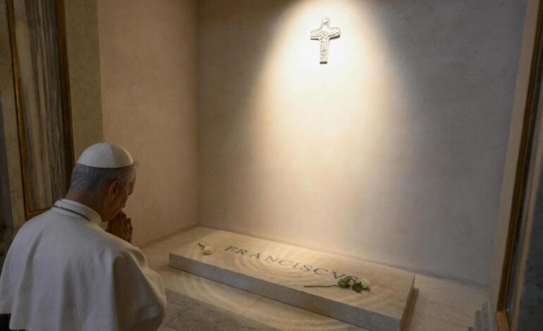 El papa León XIV acude a la tumba de Francisco, su antecesor, tras visitar por sorpresa un santuario agustino