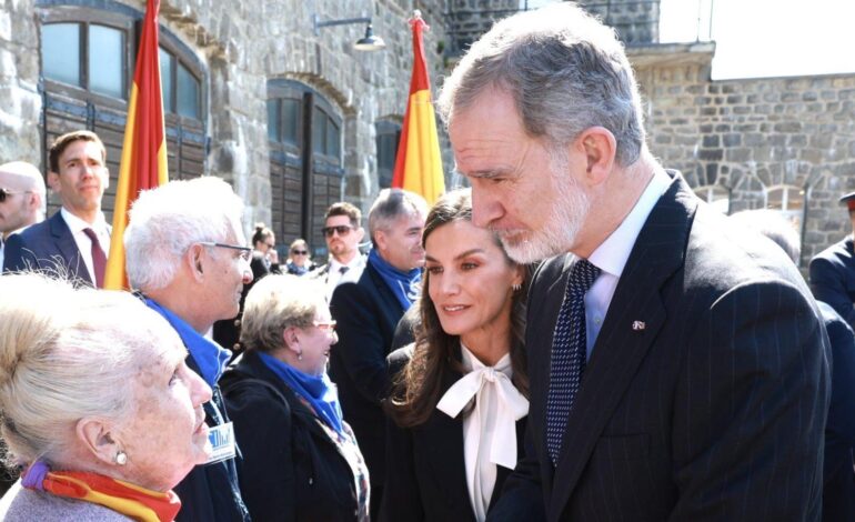 Los reyes, Felipe VI y Letizia, arropan a los familiares de las víctimas en el 80º aniversario de la liberación de Mauthausen