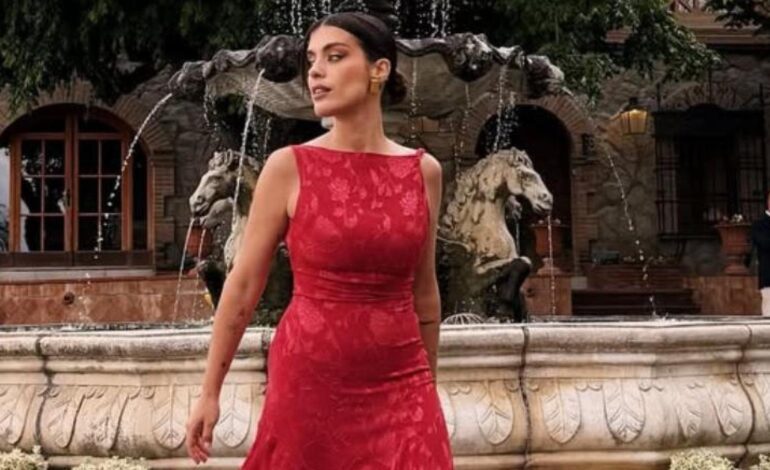 así es su look de invitada para una boda en Barcelona