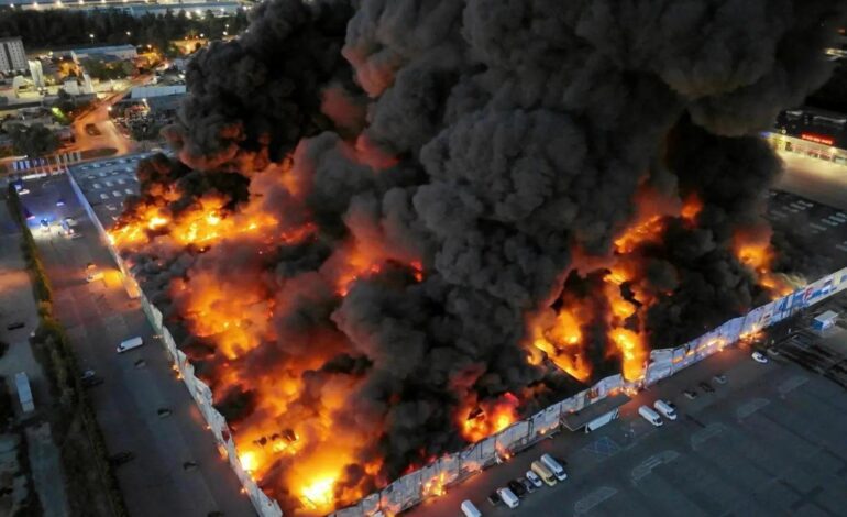 Polonia acusa a Rusia de provocar el incendio que arrasó el centro comercial más grande de Varsovia en 2024