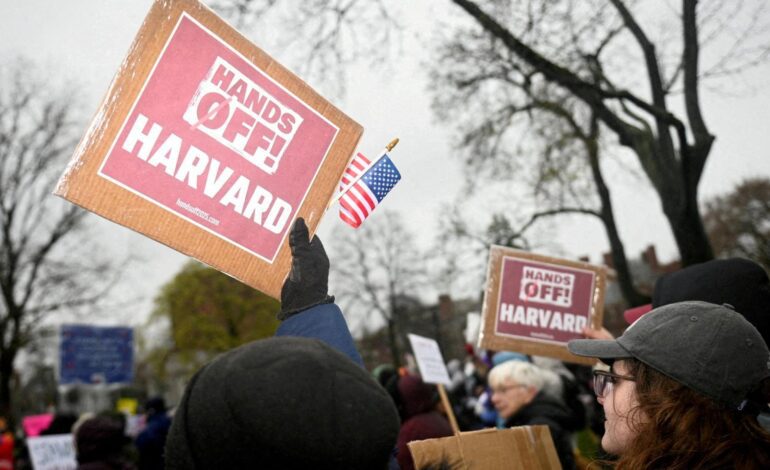 La Administración de Trump prohíbe a Harvard inscribir a estudiantes extranjeros