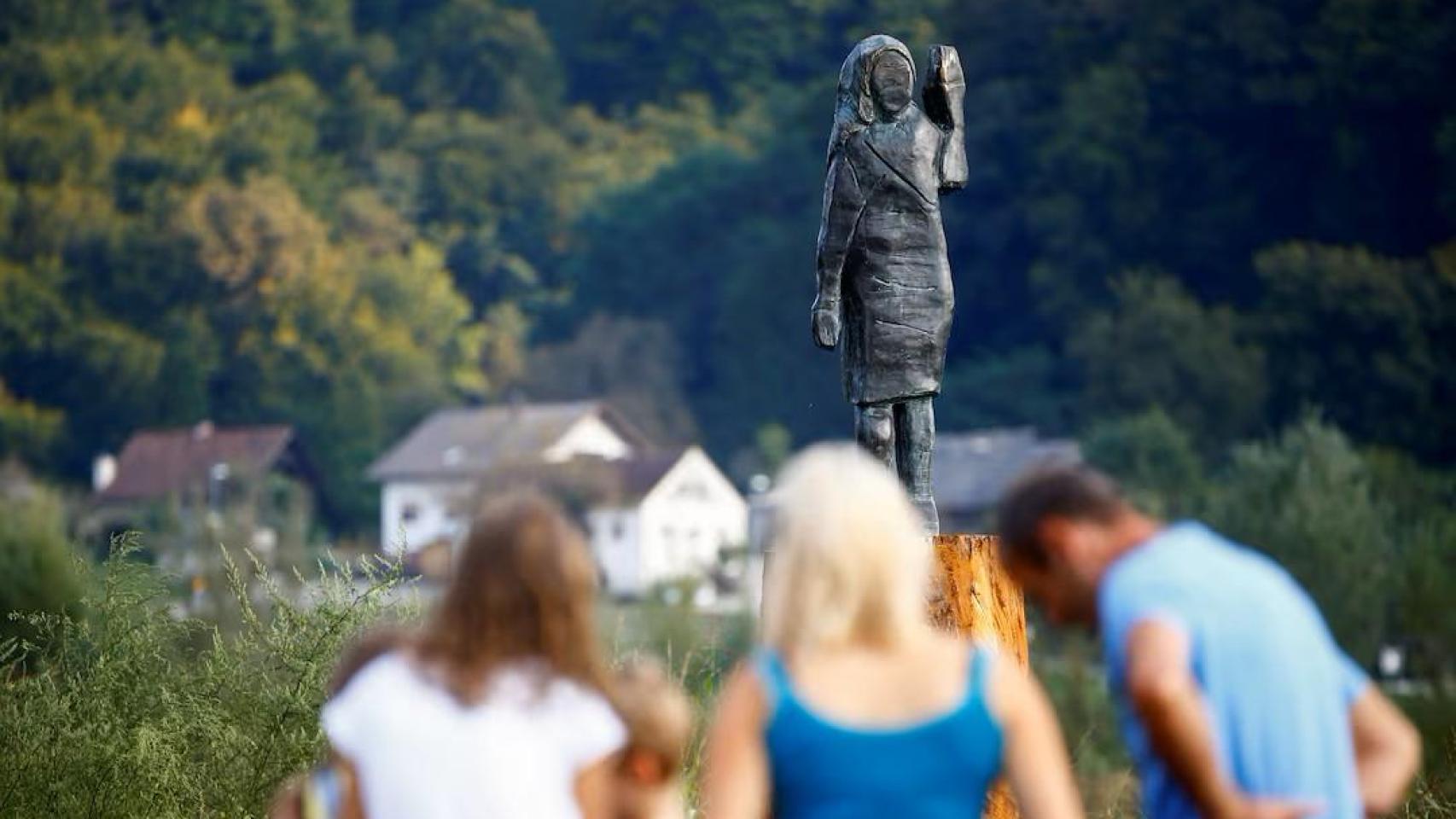 La Policía de Eslovenia investiga la desaparición de la estatua de Melania Trump: fue cortada a la altura de los tobillos y retirada