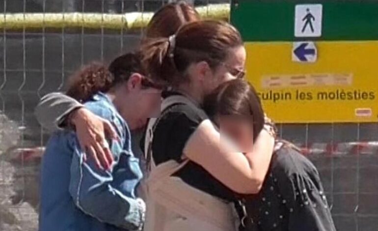 Carme Chaparro, destrozada, se reencuentra con sus hijas, Laia y Emma, y con su marido para asistir al funeral de su padre