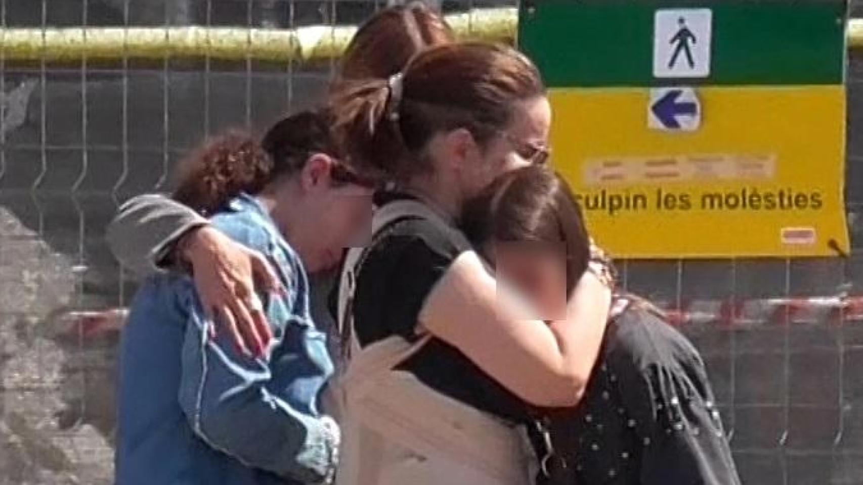 Carme Chaparro, destrozada, se reencuentra con sus hijas, Laia y Emma, y con su marido para asistir al funeral de su padre